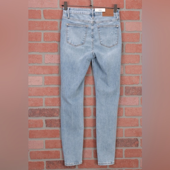 Judy Blue Skinny Jeans - Light Wash - Picture 4 of 14